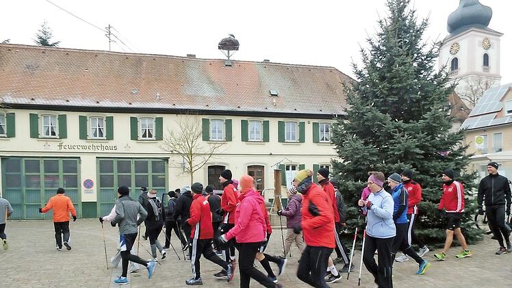 Am Marktplatz in Mühlhausen machten sich Läufer und Walker gemeinsam auf den Weg, um ihre zehn und 6,7 Kilometer langen Strecken zu bewältigen.  Fotos: Britta Schnake