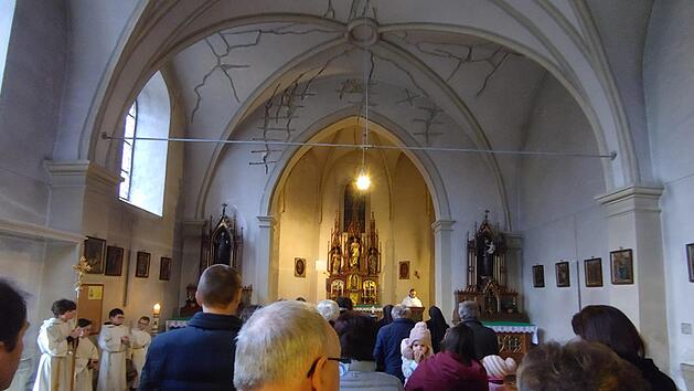 In der Klosterkirche in Gößweinstein sind während des Gottesdienstes zu Maria Lichtmess die Risse im  Gewölbe gut zu erkennen. Foto: Thomas Weichert