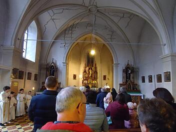 In der Klosterkirche in Gößweinstein sind während des Gottesdienstes zu Maria Lichtmess die Risse im  Gewölbe gut zu erkennen. Foto: Thomas Weichert