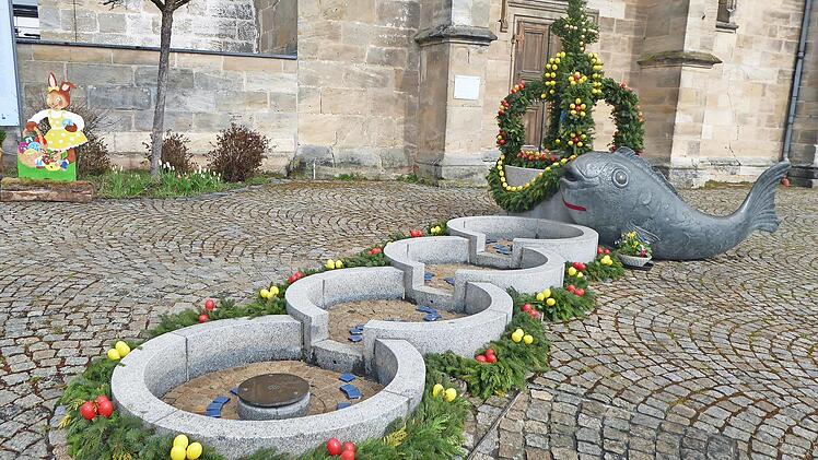 Der Trachtenverein Weilersbach verwandelte den Fischbrunnen am St.-Anna-Kirchplatz in einen Osterbrunnen.
