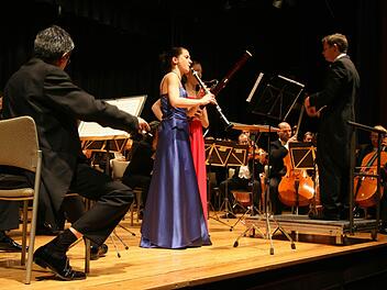 Die Solisten Claudia Sautter und Susanne von Hayn standen am Wochenende im Mittelpunkt, doch auch der "Maestro von morgen", wie Dirigent Johannes Klumpp bereits auf der Künstlerliste tituliert wird, überraschte mit erstaunlichem Durchsetzungsvermögen und Interpretationstalent. Foto: Sonny Adam