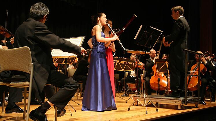 Die Solisten Claudia Sautter und Susanne von Hayn standen am Wochenende im Mittelpunkt, doch auch der "Maestro von morgen", wie Dirigent Johannes Klumpp bereits auf der Künstlerliste tituliert wird, überraschte mit erstaunlichem Durchsetzungsvermögen und Interpretationstalent. Foto: Sonny Adam