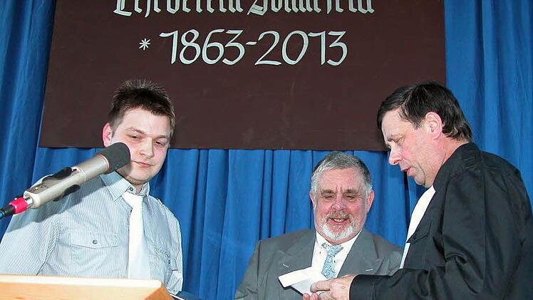 Glückwünsche der Sonnefelder Vereinsgemeinschaft überbrachten dem 150 Jahre alten Leseverein Patrick Scheler (links) und Dieter Clarner. Mitte: Vorsitzender Friedrich Übelhack.