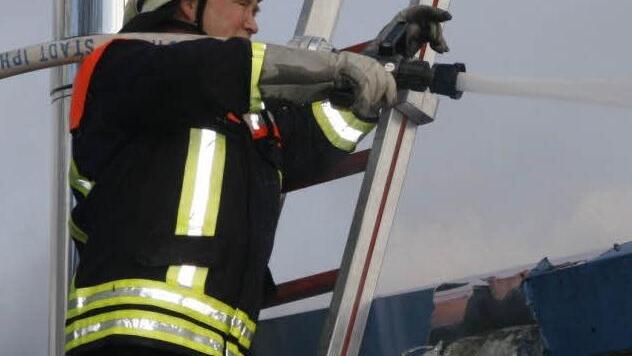 Auch von Leitern aus wurde gelöscht. Foto: G. Bauer