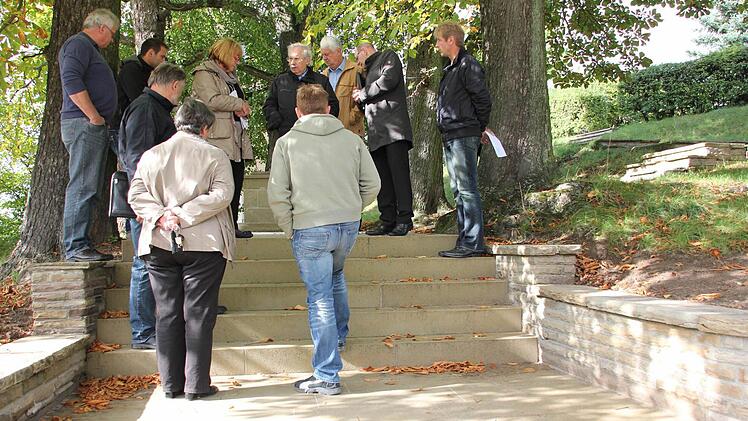 Hell strahlen sie, die neuen Sandsteinstufen der Treppe hinter der Bushaltestelle in der Haßfurter Straße in Zeil. Fotos: Carmen Schmitt