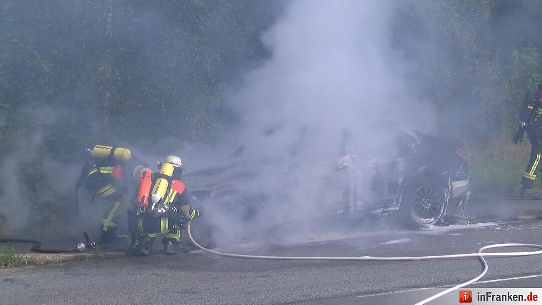 Fahrer entkommt aus brennendem Auto bei Hof
