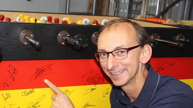 Original-Autogramm: In der Benedikt-Menni-Werkstatt der Barmherzigen Brüder Gremsdorf werden auch VIP-Unterschriften auf Kickertischen verewigt. Jörg Barth zeigt hier das Autogramm von Manuel Neuer, damals noch U-21-Spieler. FOTO Diana Fuchs