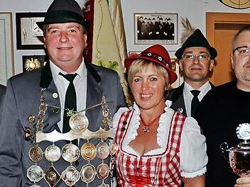 1) Der neue Regent der ZStSG Pressig, Günther Lieb (Zweiter v. l.), mit von links, Stefan Schirmer (2. Ritter und Gewinner des Königspokals), Ute Iuliano (1. Ritterin), Schützenmeister Michael Reuth, Peter Reuth (Gewinner des Schützenpokals)