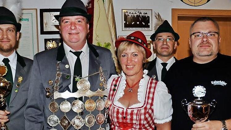 1) Der neue Regent der ZStSG Pressig, Günther Lieb (Zweiter v. l.), mit von links, Stefan Schirmer (2. Ritter und Gewinner des Königspokals), Ute Iuliano (1. Ritterin), Schützenmeister Michael Reuth, Peter Reuth (Gewinner des Schützenpokals)