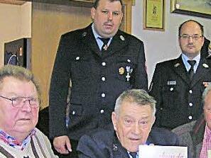 Die für 50 und 60 Jahre Geehrten heißen v. l. Hans Übelacker, Manfred Hack und Georg Striegel, dahinter l. stellvertretender Vorsitzender Josef Gath und r. Vorsitzender Michael Wölker.