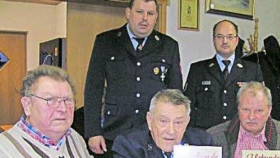 Die für 50 und 60 Jahre Geehrten heißen v. l. Hans Übelacker, Manfred Hack und Georg Striegel, dahinter l. stellvertretender Vorsitzender Josef Gath und r. Vorsitzender Michael Wölker.