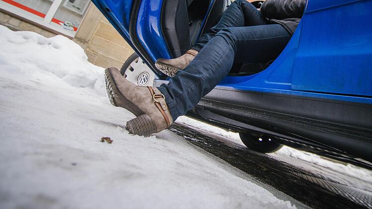 Die Straßen sind längst von Schnee und Eis befreit, auch nach Neuschnee wird schnell wieder für freie Fahrt gesorgt. An den Seitenrändern oder auf Parkplätzen ist es beim Aussteigen daher fast gefährlicher als bei der Fahrt. Foto: Marian Hamacher