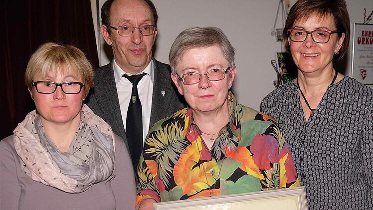 Geehrt wurden Anja Henz, Siegfried Gottwald und Hedwig F. Bieber von der Vorsitzenden Sabine Krampert. Foto: Gerd Schaar