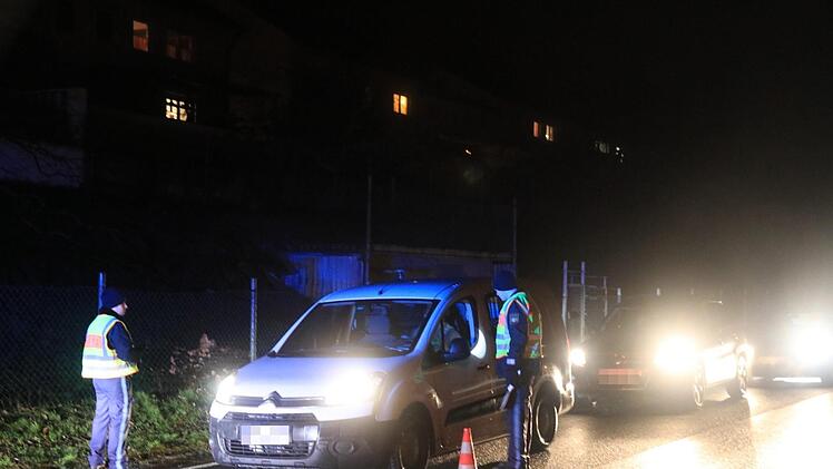 Im Zuge der Fahndung kontrollieren die Polizisten rund um Viereth Autos. Foto: News5/Merzbach