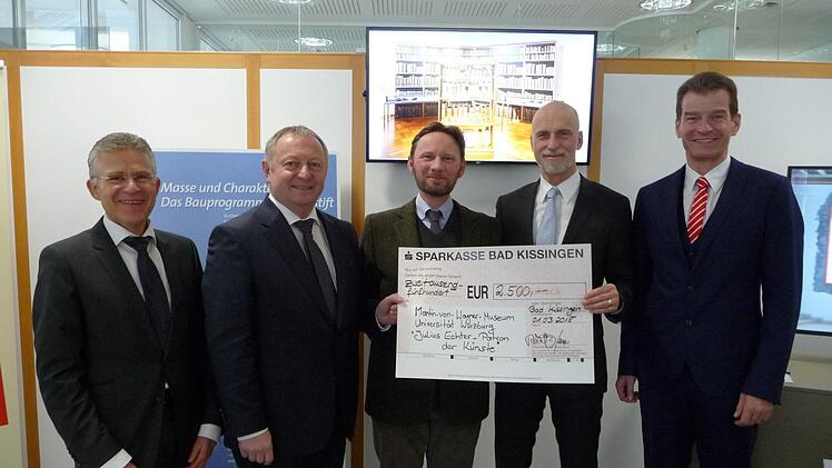 Vorstandsvorsitzender Roland Friedrich (von links), stellvertretender Stiftungsratsvorsitzender Landrat Thomas Bold, Dr. Markus Josef Maier, Martin von Wagner Museum der Universit&auml;t W&uuml;rzburg, Stiftungsratsvorsitzender Oberb&uuml;rgermeister Kay Blankenburg und Vorstandsmitglied Michael Rendl mit dem symbolischen Scheck, mit dem die Ausstelllung gef&ouml;rdert wurde.  Elke K&ouml;rner