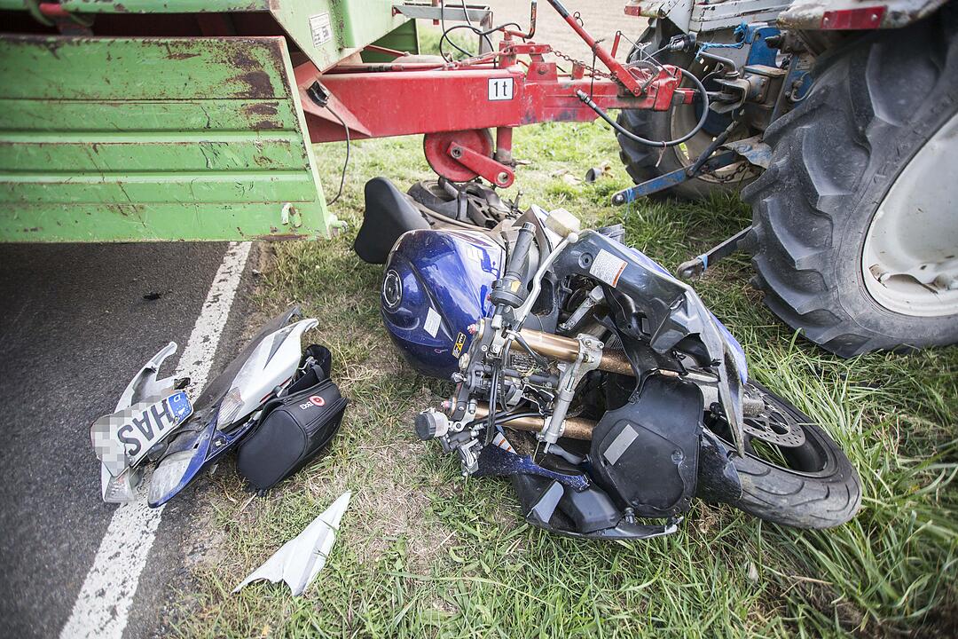 Unfall im Kreis Haßberge: Motorradfahrer prallt gegen Traktor-Anhänger