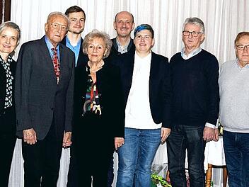 Der Seniorchef der Weismainer Püls-Bräu, Hans Püls, im Bild mit Gattin Rosemarie, freute sich über die vielen guten Wünsche zu seinem 90. Geburtstag; mit auf dem Bild sind (von links) Tochter Rosemarie Püls, Enkel Johannes Püls, sein Sohn Hans Püls, seine Enkelin Theresia Püls, Zweiter Bürgermeister Hans Schott und Stadtrat Alfons Deuber. Foto: Dieter Radziej