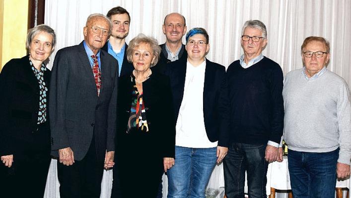 Der Seniorchef der Weismainer Püls-Bräu, Hans Püls, im Bild mit Gattin Rosemarie, freute sich über die vielen guten Wünsche zu seinem 90. Geburtstag; mit auf dem Bild sind (von links) Tochter Rosemarie Püls, Enkel Johannes Püls, sein Sohn Hans Püls, seine Enkelin Theresia Püls, Zweiter Bürgermeister Hans Schott und Stadtrat Alfons Deuber. Foto: Dieter Radziej