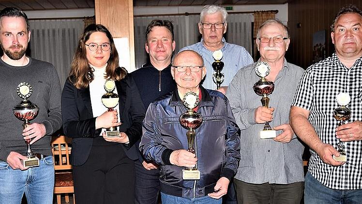 Die erfolgreichen Züchter und Jung-Züchter (v. l.): Jörg Stettner, Merle Dümmler, Heiko Dümmler, Gerhard Neugebauer, Horst Gidom, Norbert Wegner und Tiemo Natterer
