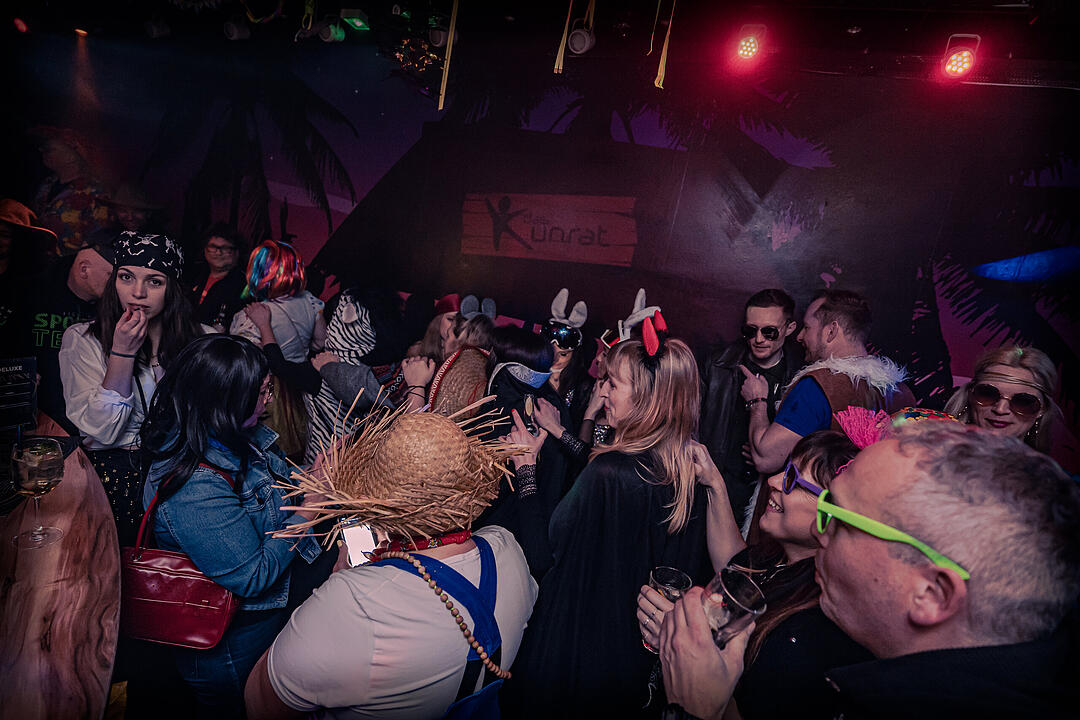 Gemeinsam Fasching feiern bis Montagmorgen!