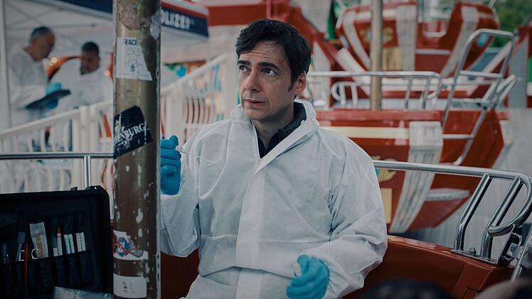 Rechtsmediziner Thomas Egger (Stefan Pohl) untersucht den Tatort.