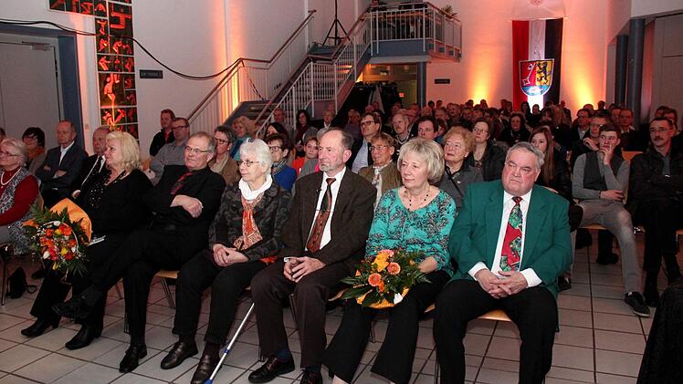 Blick ins Publikum und auf die Geehrten.