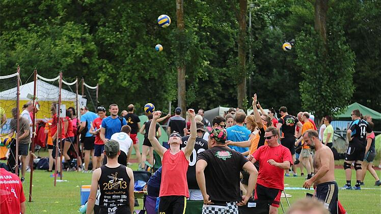 Volleyballer bevölkern das Sportzentrum.