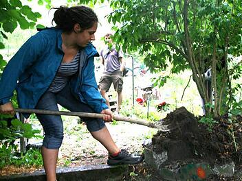 Sophie pflanzt einen Baum um, damit Rollstuhlfahrer in Zukunft besser in den Garten können.  Fotos: Daniela Pondelicek