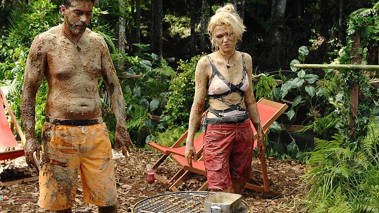 Auf dem Grill liegen australische Spezialitäten: Spieße mit je drei Kakerlaken, drei Mehlwürmern und zwei Grillen. Dazu lebende Witchetty-Maden. Sara Kulka (24) und Aurelio Savina (36) stellen sich letztlich nicht der Prüfung. Alle Infos zu "Ich bin ein Star - Holt mich hier raus!" im Special bei RTL.de: www.rtl.de/cms/sendungen/ich-bin-ein-star.html