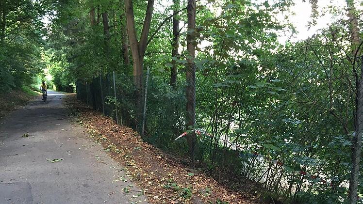 Einsatzkräfte von Polizei und Feuerwehr hatten auch das Freibadgelände an der Unteren Buchgasse abgesperrt. Dort entdeckte die Kripo ein Loch im Zaun. Foto: Christian Holhut