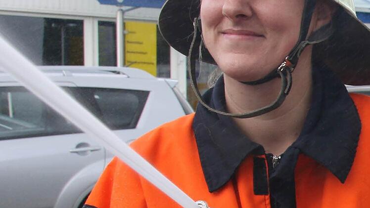 Petra Bär (Büroangestellte aus Weitramsdorf): "Ich bin seit fünf Jahren bei der Feuerwehr in Weitramsdorf und habe schon einige Ausbildungen hinter mich gebracht. Auch das Leistungsabzeichen in Bronze habe ich schon zusammen mit einigen Feuerwehrkameraden abgelegt. Da musste ich das Gleiche machen wie meine männlichen Kameraden. Besonders reizt mich bei der Feuerwehr die viele Technik. Ich freue mich, wenn ich Menschen helfen kann." Foto: Michael Stelzner