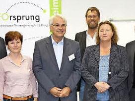 Zweiter Vorsitzender Wolfgang Blos (stehend hinten) und Gerhard Koller nutzten das Mitgliedertreffen, um auf die vielfältigen Aktivitäten des Vereins in den vergangenen zehn Jahren seit seiner Gründung 2005 zurückzublicken.  Foto: Mathias Erlwein