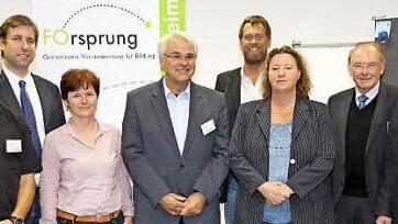 Zweiter Vorsitzender Wolfgang Blos (stehend hinten) und Gerhard Koller nutzten das Mitgliedertreffen, um auf die vielfältigen Aktivitäten des Vereins in den vergangenen zehn Jahren seit seiner Gründung 2005 zurückzublicken.  Foto: Mathias Erlwein