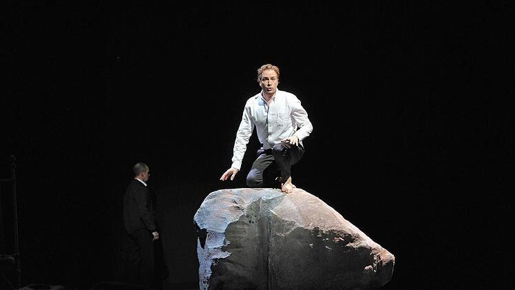 Bodo Busse inszenierte Franz Schuberts "Winterreise" am Landestheater Coburg. Als Solist beeindruckt der junge Tenor David Zimmer.Foto: Andrea Kremper