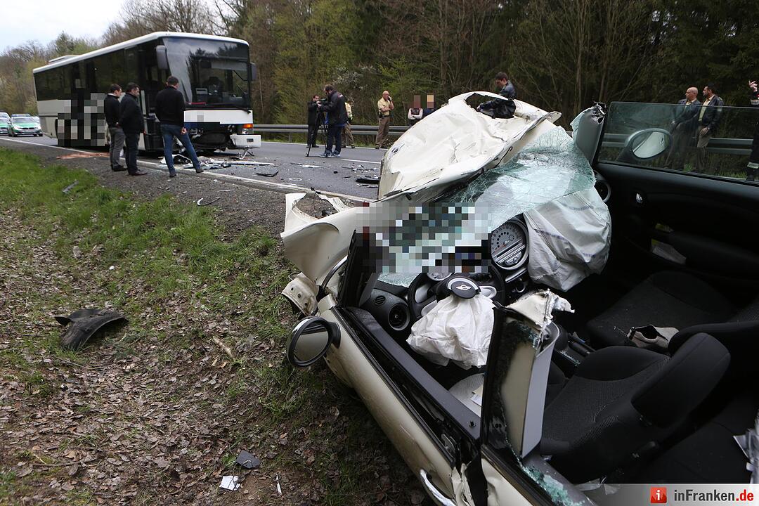 Schonungen: Schulbus gegen Auto