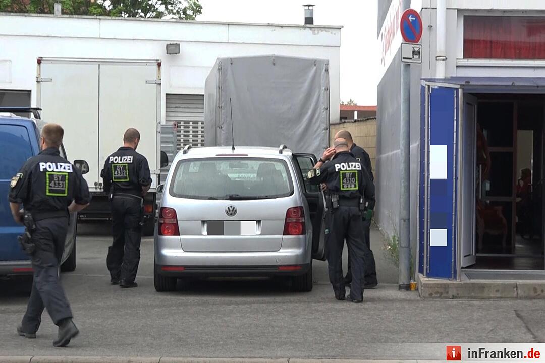 Polizeieinsatz in Bamberg: Hintergrund noch unklar - Beamte hatten augenscheinlich ein Gebäude im Fokus – Mehrere Fahrzeuge der Bereitschaftspolizei vor Ort