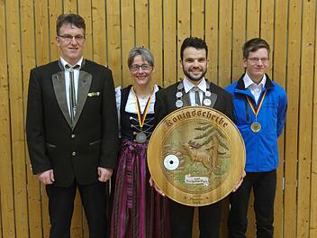 Das neue Burgl&auml;urer K&ouml;nigshaus (von links) pr&auml;sentiert sich:  1. Sch&uuml;tzenmeister Wolfgang Back, 1. Ritter Sonja Beck, Sch&uuml;tzenk&ouml;nig Thorsten Back und 2. Ritter Manuel M&uuml;ller. Foto: Timo Schmitt
