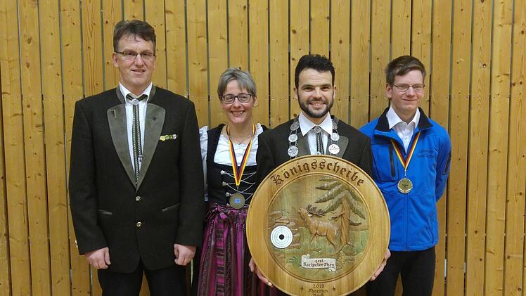 Das neue Burgl&auml;urer K&ouml;nigshaus (von links) pr&auml;sentiert sich:  1. Sch&uuml;tzenmeister Wolfgang Back, 1. Ritter Sonja Beck, Sch&uuml;tzenk&ouml;nig Thorsten Back und 2. Ritter Manuel M&uuml;ller. Foto: Timo Schmitt