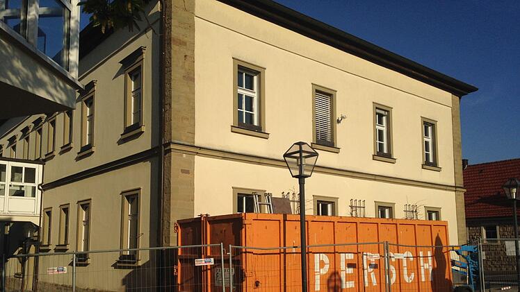 Momentan laufen die Arbeiten für die energetische Sanierung des Rathauses in Knetzgau. Bis Ende Juli sollen die Bauarbeiten abgeschlossen sein. In diesem Zeitraum ist der Dienstbetrieb nicht gefährdet.Christiane Reuther