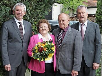 Johann Klab (l.) und Hans Beck gratulierten Lissy und Alfred Utz zur diamantenen Hochzeit. Foto: Evi Seeger