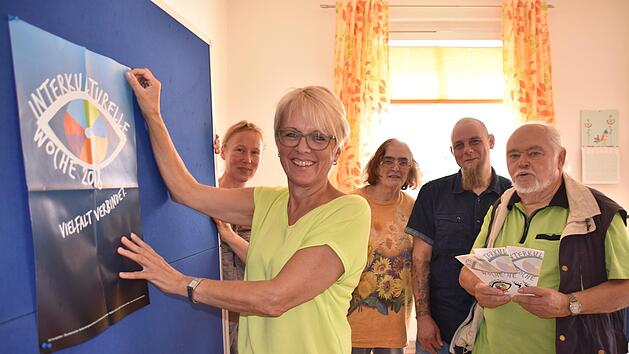Seit Januar t&uuml;ftelten sie an einem Programm f&uuml;r die Interkulturelle Woche, jetzt kann es losgehen. Im Bild (von links) Sigrun Wagner, Elsbeth Oberhammer, Hedi Str&ouml;hlein, Arne Poperl und Manfred Str&ouml;hlein Foto:  Uschi Prawitz