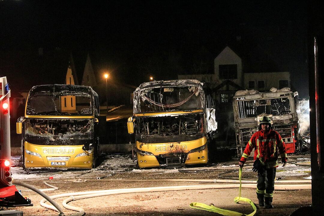 Großbrand bei Busunternehmen in Oberfranken