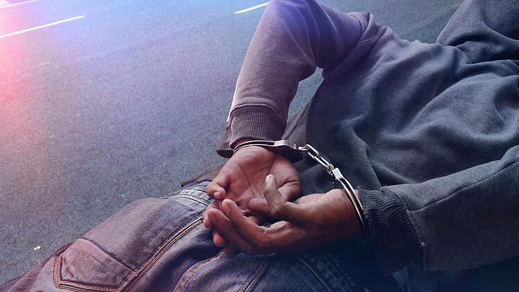 Der Mann verhielt sich extrem aggressiv und musste am Boden fixiert und gefesselt werden.