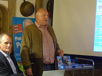 Christian Beßler (r.) führt die Stadtratsliste der AfD in Höchstadt an.  Das Bild zeigt ihn mit  Kreisvorsitzendem  Siegfried Ermer bei einer AfD-Veranstaltung im Jahr 2017.  Archivfoto: Pauline Lindner
