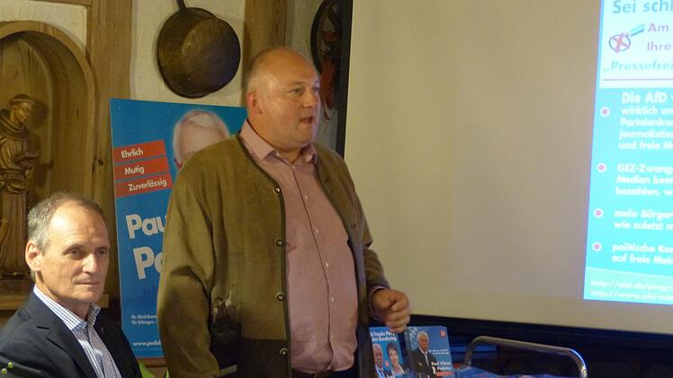 Christian Beßler (r.) führt die Stadtratsliste der AfD in Höchstadt an.  Das Bild zeigt ihn mit  Kreisvorsitzendem  Siegfried Ermer bei einer AfD-Veranstaltung im Jahr 2017.  Archivfoto: Pauline Lindner