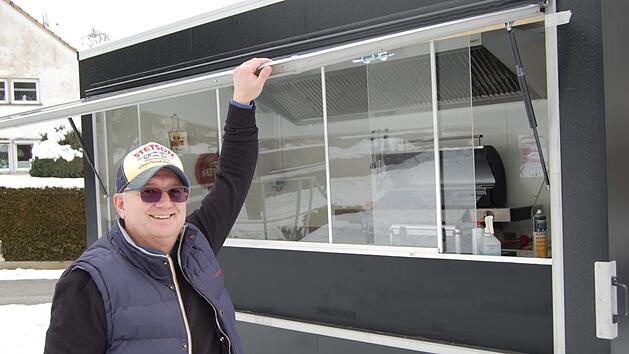 Noch fehlt au&szlig;en die Folierung, aber bald will Bodo Schmidt mit seinem Grill-Anh&auml;nger auf dem Hammelburger Marktplatz loslegen.