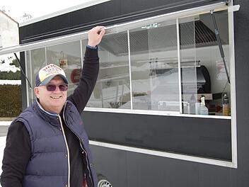 Noch fehlt außen die Folierung, aber bald will Bodo Schmidt mit seinem Grill-Anhänger auf dem Hammelburger Marktplatz loslegen.