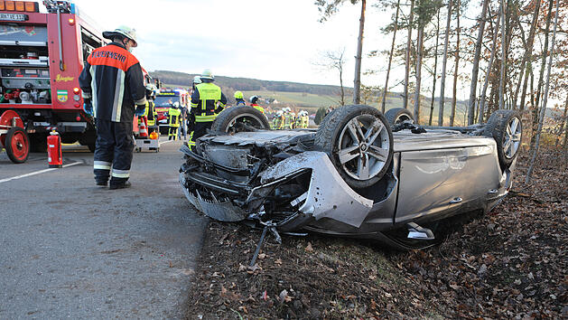 Drei Verletzte nach Überschlag: Feuerwehr muss Fahrer aus dem Auto retten