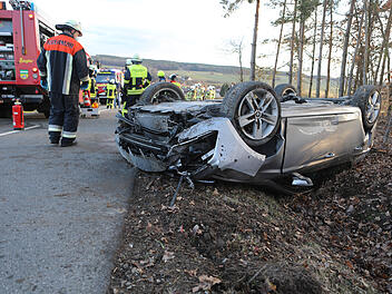 Drei Verletzte nach &Uuml;berschlag: Feuerwehr muss Fahrer aus dem Auto retten