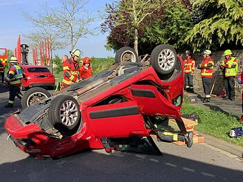 Unfall in Würzburg: Feuerwehr befreit eingeklemmte Frau Im Würzburger Stadtteil Heuchelhof hat sich ein Unfall mit einer eingeklemmten Person ereignet. Drei Feuerwehren waren im Einsatz, um die eingeklemmte Frau zu befreien.